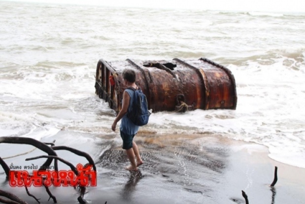 คลื่นซัดเหล็กใหญ่เกยหาดพังงา คาดเป็นถังน้ำมันของเรือที่ล่ม!!