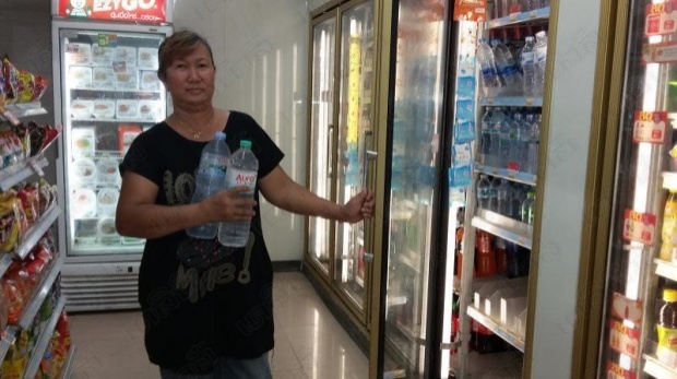 ชาวปุทมธานีผวาไม่มีน้ำใช้ แห่ซื้อไปกักตุนเกลี้ยงร้าน!