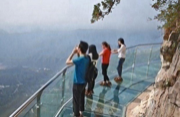 ร้าวซะแล้ว สะพานกระจก สูงพันเมตรของจีน น่าเสียวไส้จริงๆ!!