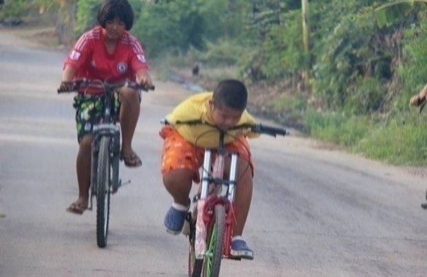 สุดทึ่ง!! เด็กป.4 ซ้อมปั่นจักรยาน ทั้งๆที่พิการแขนทั้ง 2 ข้าง