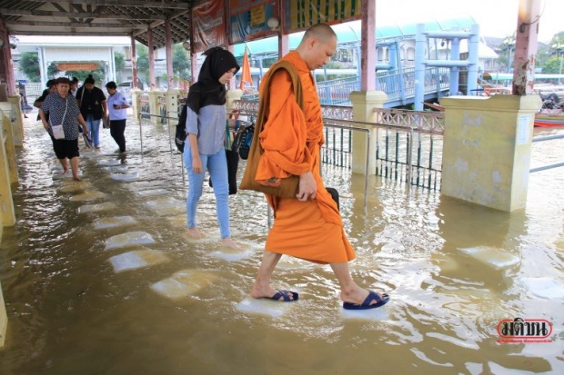 ขึ้นเรือทุลักทุเล! เจ้าพระยาเอ่อล้นท่วมท่าเรือเมืองนนท์-เตือนวันนี้น้ำทะเลหนุนสูง