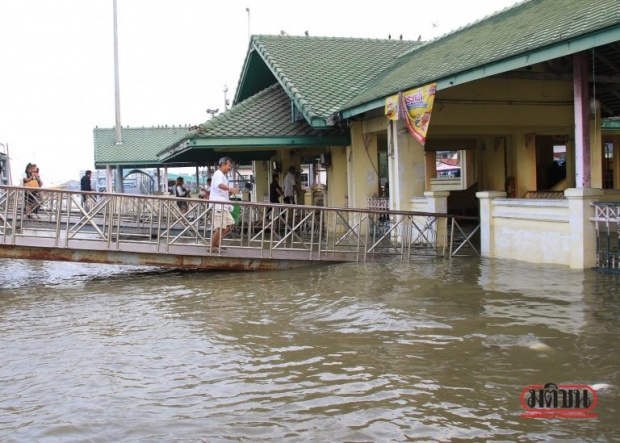 ขึ้นเรือทุลักทุเล! เจ้าพระยาเอ่อล้นท่วมท่าเรือเมืองนนท์-เตือนวันนี้น้ำทะเลหนุนสูง