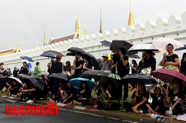 สง่างาม!! รุ้งกินน้ำขึ้นเหนือวัดพระแก้ว สร้างความประทับใจให้ปชช.