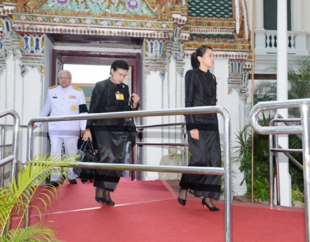 “สมเด็จพระเทพฯ” เสด็จฯพร้อมด้วยคุณพลอยไพลิน ทรงบำเพ็ญพระราชกุศลถวายภัตตาหารเช้า