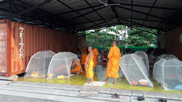 พระปลอมอีกแล้ว!! ทหาร - ดีเอสไอ บุกตรวจตู้คอนเทรนเนอร์ หลังวัดพระธรรมกาย พบชายหัวโล้นห่มเหลือง