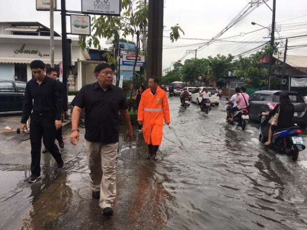 ผู้ว่าฯมาแล้ววว! ‘อัศวิน’ ลุยตรวจพื้นที่น้ำท่วม สั่งเร่งระบายน้ำ-อำนวยความสะดวกปชช.