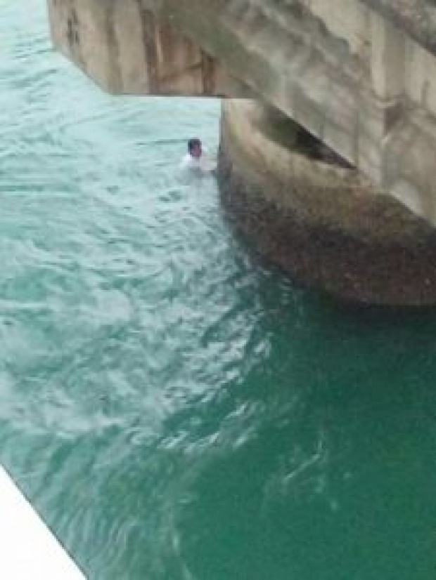 “ทัวร์บุญของจริง!” จอดรถถ่ายรูปกลางสะพาน เก๋งพุ่งชนท้าย คนขับรถตู้กระเด็นตกทะเลแต่รอด !