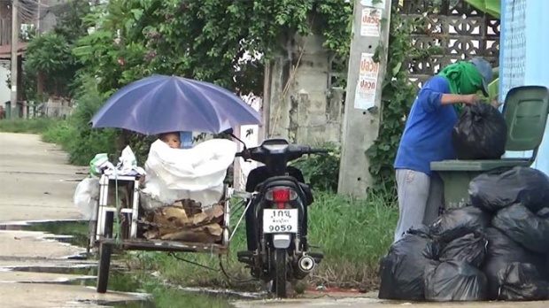 ชีวิตต้องสู้! แม่ลูกอ่อนพาลูกชายวัย 10 เดือน ตระเวนเก็บขยะรีไซเคิลขาย