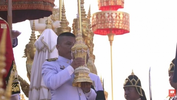 พระโกศ ทรงพระบรมอัฐิ ทำจากทองคำลงยา ประดับเพชรประดับ 5,368 เม็ด บรรจุเป็น 6 โกศ