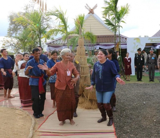 ‘พระองค์ติ๊ด’ ทรงร่วมลงแขกเกี่ยวข้าวในนา ‘ซแรย์อทิตยา’ ที่สุรินทร์ อย่างไม่ถือพระองค์