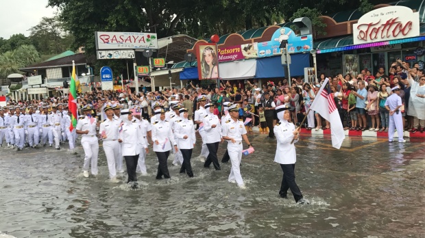 พัทยาเมืองท่องเที่ยว? ทหารตบเท้าลุยน้ำเดินพาเหรดทางบกสุดอลังการ(คลิป)