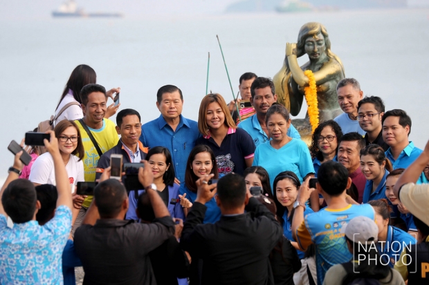 ซ่อมเสร็จแล้วจ้า ชาวบ้านแห่ถ่ายรูปนางเงือกทองที่หาดสมิหลา