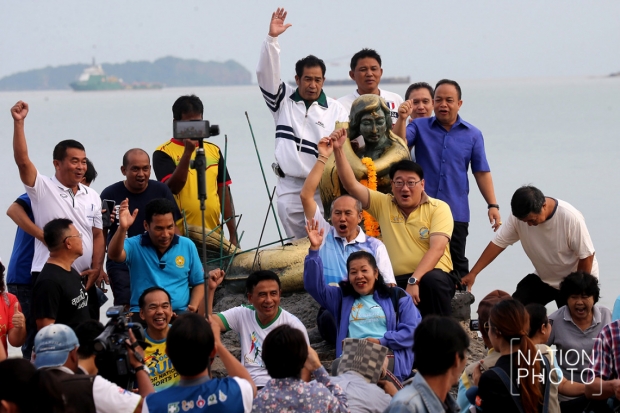 ซ่อมเสร็จแล้วจ้า ชาวบ้านแห่ถ่ายรูปนางเงือกทองที่หาดสมิหลา