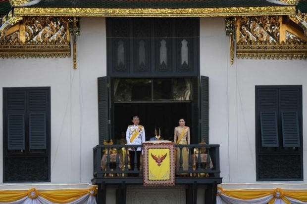 ทรงพระเจริญกึกก้อง! พระเจ้าอยู่หัว-พระราชินี เสด็จออกสีหบัญชร