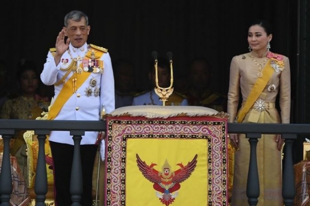 ทรงพระเจริญกึกก้อง! พระเจ้าอยู่หัว-พระราชินี เสด็จออกสีหบัญชร