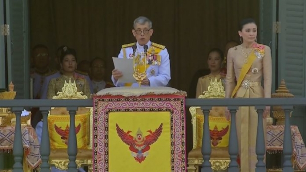 ทรงพระเจริญกึกก้อง! พระเจ้าอยู่หัว-พระราชินี เสด็จออกสีหบัญชร