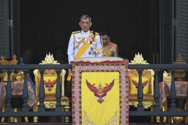 ทรงพระเจริญกึกก้อง! พระเจ้าอยู่หัว-พระราชินี เสด็จออกสีหบัญชร