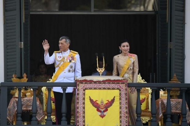 ทรงพระเจริญกึกก้อง! พระเจ้าอยู่หัว-พระราชินี เสด็จออกสีหบัญชร