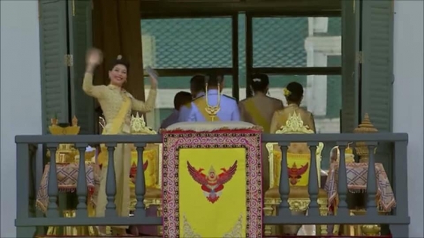 ทรงพระเจริญกึกก้อง! พระเจ้าอยู่หัว-พระราชินี เสด็จออกสีหบัญชร