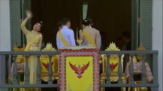 ทรงพระเจริญกึกก้อง! พระเจ้าอยู่หัว-พระราชินี เสด็จออกสีหบัญชร