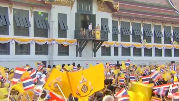 ทรงพระเจริญกึกก้อง! พระเจ้าอยู่หัว-พระราชินี เสด็จออกสีหบัญชร