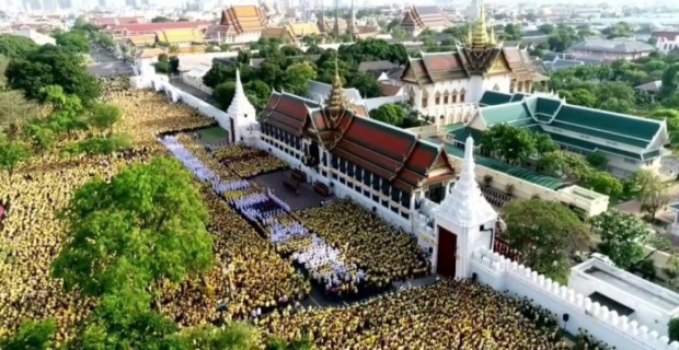 ทรงพระเจริญกึกก้อง! พระเจ้าอยู่หัว-พระราชินี เสด็จออกสีหบัญชร