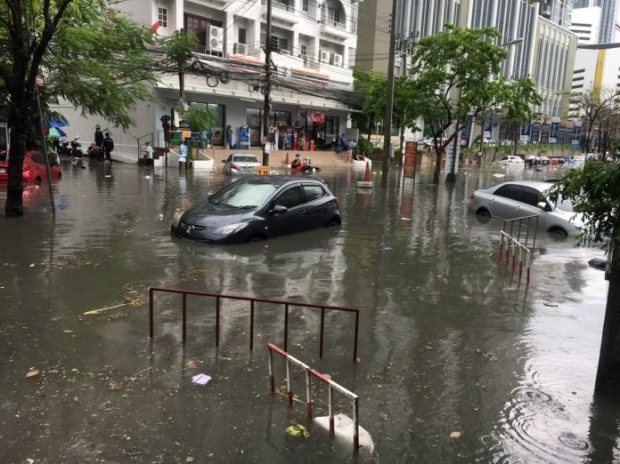 ยังท่วมวิกฤต! กรุงเทพฯ กระอักฝนถล่มหนัก ห้วยขวาง-พระราม 9 รถจมไปครึ่งคัน