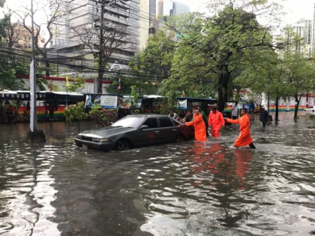 ยังท่วมวิกฤต! กรุงเทพฯ กระอักฝนถล่มหนัก ห้วยขวาง-พระราม 9 รถจมไปครึ่งคัน