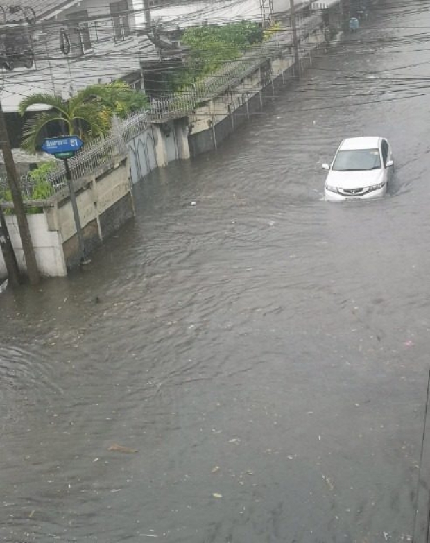 ยังท่วมวิกฤต! กรุงเทพฯ กระอักฝนถล่มหนัก ห้วยขวาง-พระราม 9 รถจมไปครึ่งคัน