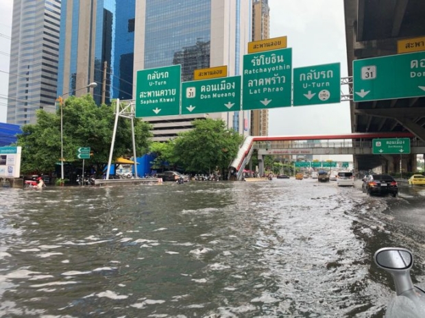 ยังท่วมวิกฤต! กรุงเทพฯ กระอักฝนถล่มหนัก ห้วยขวาง-พระราม 9 รถจมไปครึ่งคัน