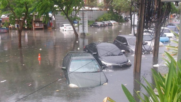 ยังท่วมวิกฤต! กรุงเทพฯ กระอักฝนถล่มหนัก ห้วยขวาง-พระราม 9 รถจมไปครึ่งคัน