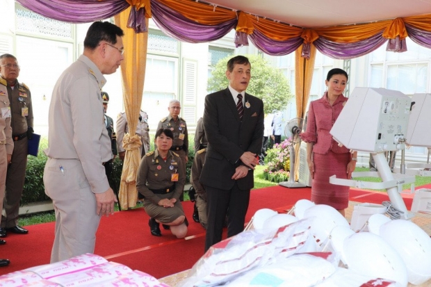 ในหลวง-พระราชินี พระราชทานอุปกรณ์การแพทย์ให้แก่ รพ.ต่างๆ