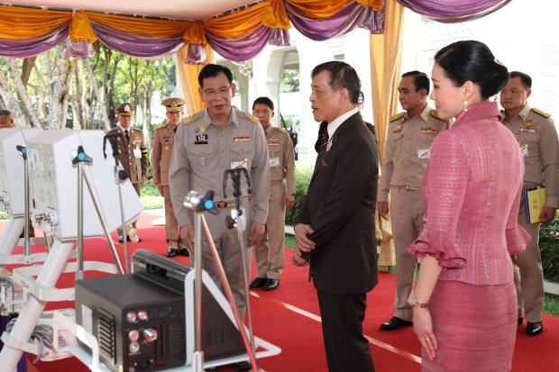 ในหลวง-พระราชินี พระราชทานอุปกรณ์การแพทย์ให้แก่ รพ.ต่างๆ