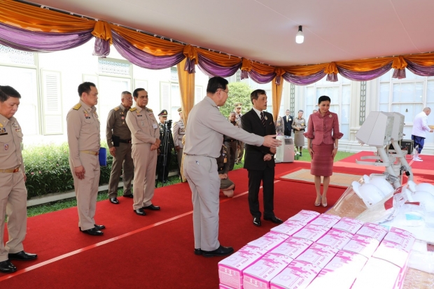 ในหลวง-พระราชินี พระราชทานอุปกรณ์การแพทย์ให้แก่ รพ.ต่างๆ