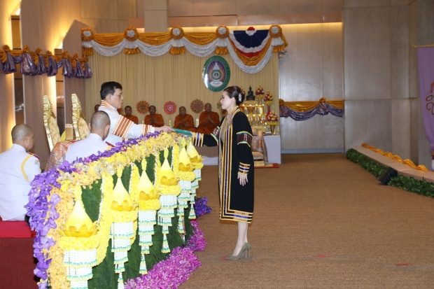 ในหลวง พระราชทานปริญญาบัตร แก่พระราชินี และผู้จบการศึกษา 