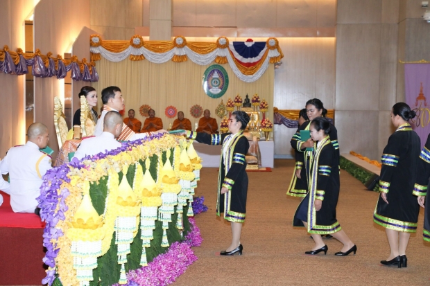 ในหลวง พระราชทานปริญญาบัตร แก่พระราชินี และผู้จบการศึกษา 