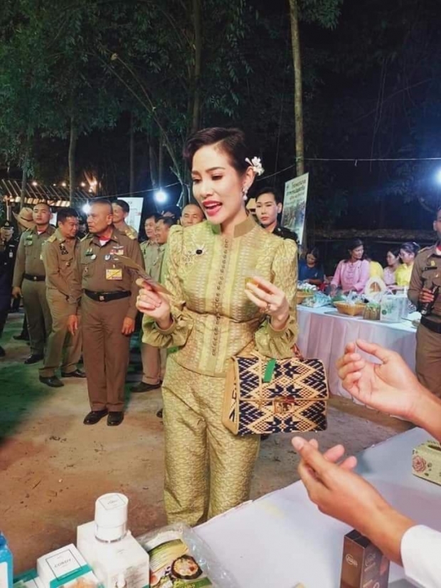 “เจ้าคุณพระสินีนาฏ” งดงามในชุดผ้าไหม เยี่ยมชมศูนย์ภูมิรักษ์ฯ จ.นครนายก