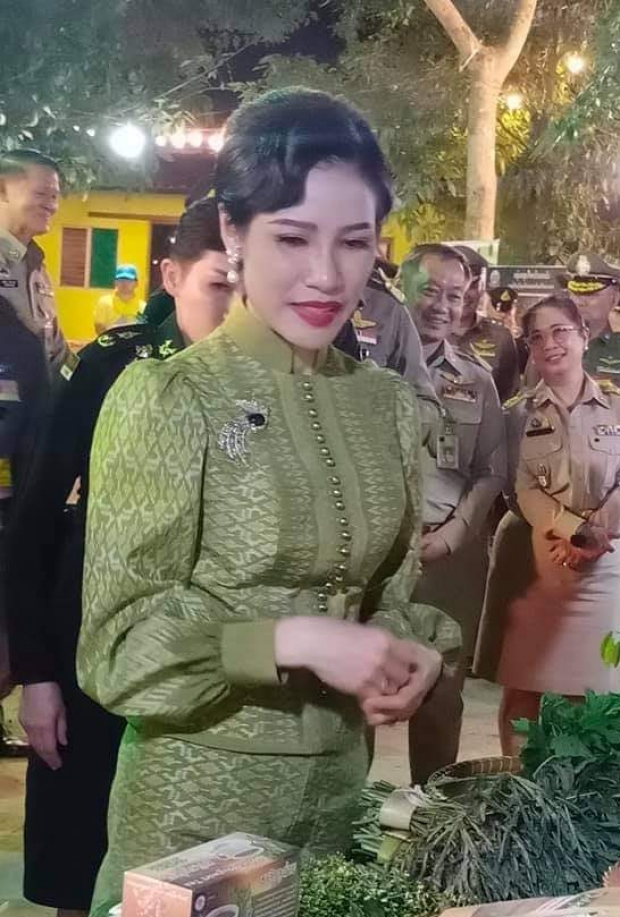 “เจ้าคุณพระสินีนาฏ” งดงามในชุดผ้าไหม เยี่ยมชมศูนย์ภูมิรักษ์ฯ จ.นครนายก