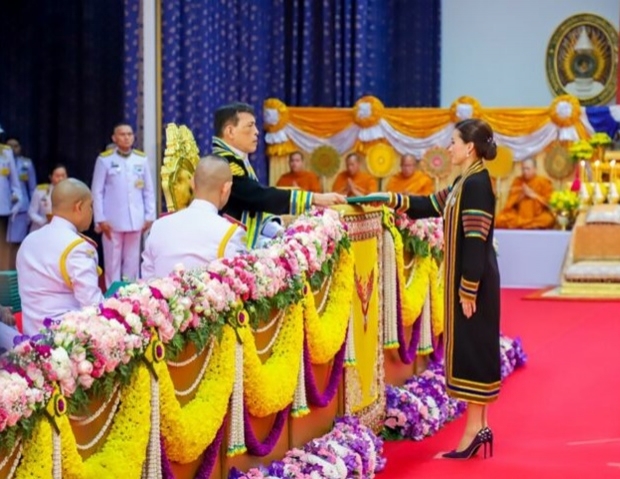 ในหลวง พระราชทานปริญญาบัตรปรัชญาดุษฎีบัณฑิตกิตติมศักดิ์ พระราชินี