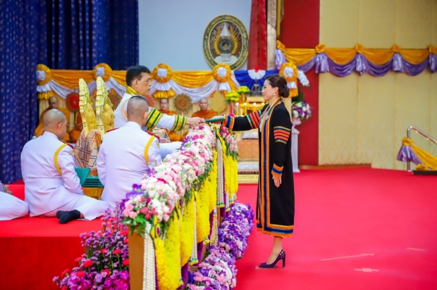 ในหลวง พระราชทานปริญญาบัตรปรัชญาดุษฎีบัณฑิตกิตติมศักดิ์ พระราชินี