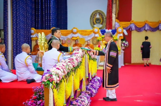 ในหลวง พระราชทานปริญญาบัตรปรัชญาดุษฎีบัณฑิตกิตติมศักดิ์ พระราชินี