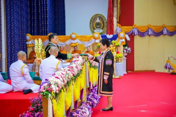 ในหลวง พระราชทานปริญญาบัตรปรัชญาดุษฎีบัณฑิตกิตติมศักดิ์ พระราชินี