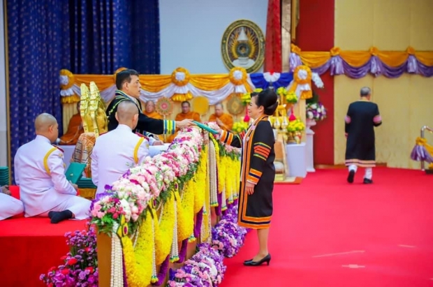 ในหลวง พระราชทานปริญญาบัตรปรัชญาดุษฎีบัณฑิตกิตติมศักดิ์ พระราชินี