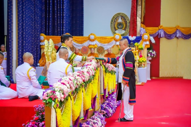 ในหลวง พระราชทานปริญญาบัตรปรัชญาดุษฎีบัณฑิตกิตติมศักดิ์ พระราชินี