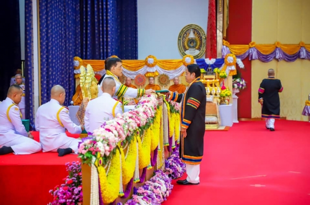 ในหลวง พระราชทานปริญญาบัตรปรัชญาดุษฎีบัณฑิตกิตติมศักดิ์ พระราชินี