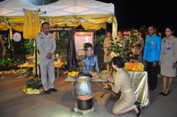 เผยคลิป เจ้าคุณพระสินีนาฏ ลองตีกลองยาวอีสาน 