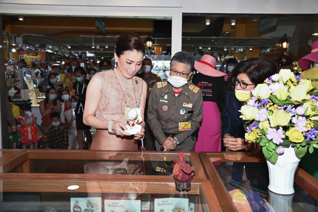 พระราชินี ทรงพระสิริโฉม ทอดพระเนตรผลิตภัณฑ์ร้าน ๑๐๙