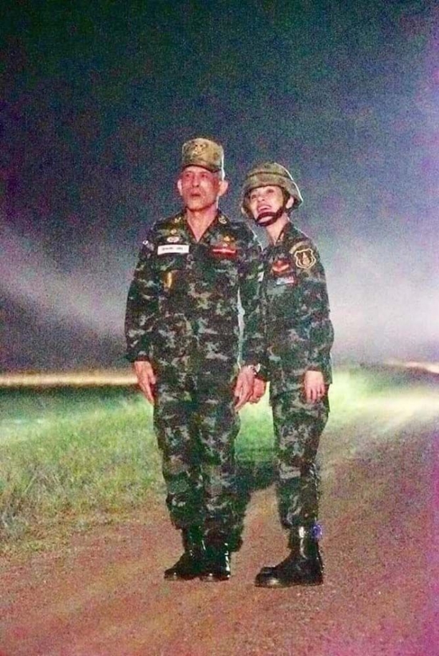 ประมวลภาพ ในหลวง-เจ้าคุณพระ ครั้งเสด็จฯทอดพระเนตรการฝึกยุทธวิธีทางทหาร