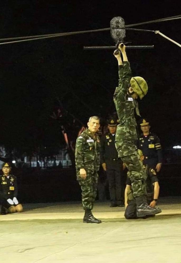 ประมวลภาพ ในหลวง-เจ้าคุณพระ ครั้งเสด็จฯทอดพระเนตรการฝึกยุทธวิธีทางทหาร