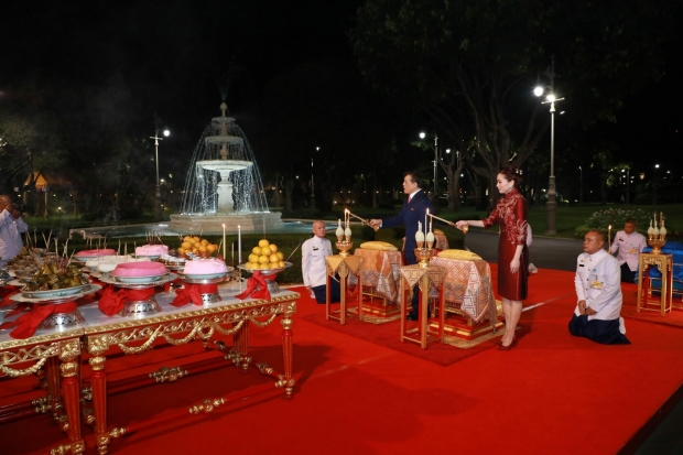 ในหลวง-พระราชินี ทรงประกอบพิธีสังเวยพระป้ายในเทศกาลตรุษจีน พุทธศักราช 2564